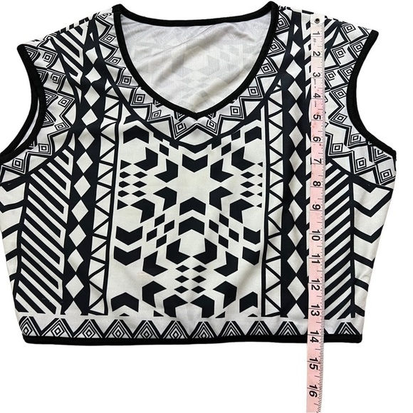 TWO piece geometric print pencil skirt and crop top - Picture 7 of 14